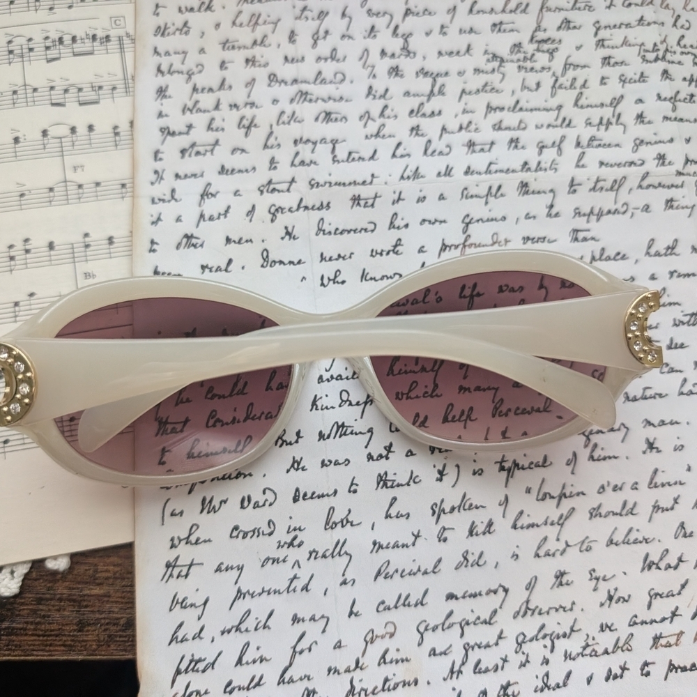 Retro Looking Chic Cream Sunglasses - Picture 6 of 9